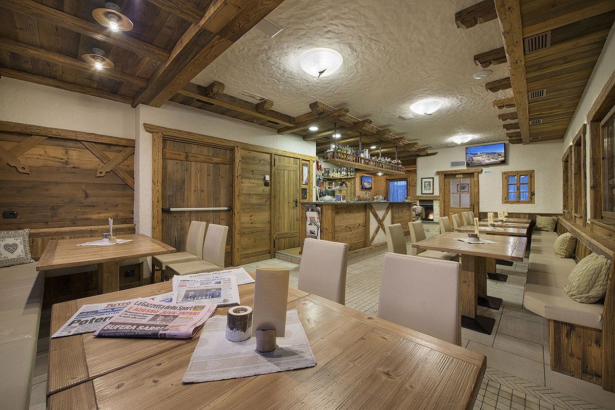 La Stube dellâ€™Hotel Crosal, con arredi in legno e angolo bar