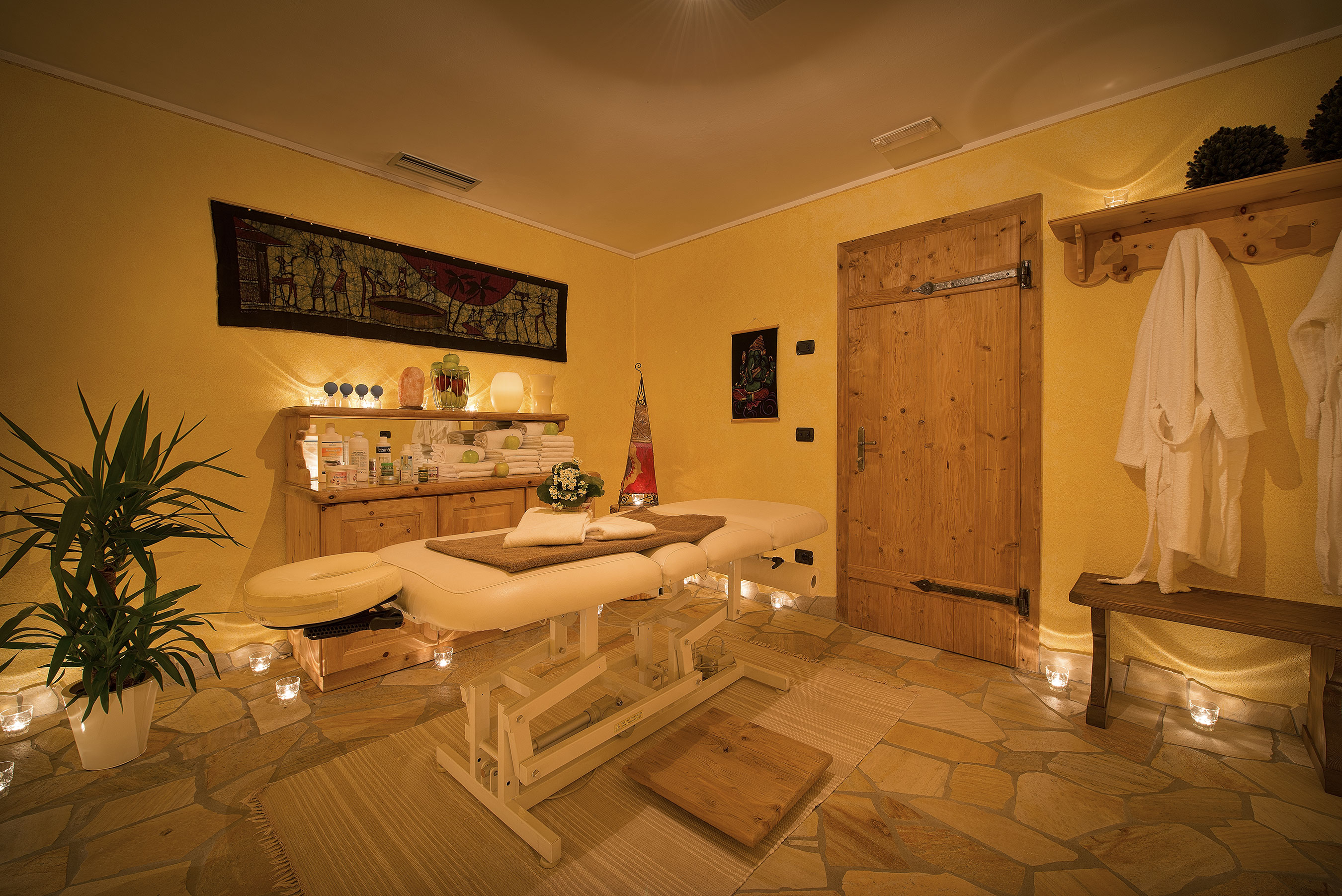 Trattamento rilassante nellâ€™area massaggi dellâ€™Hotel Crosal